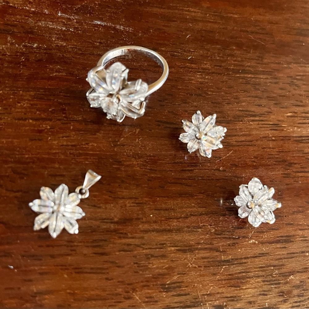Exquisite set! Sterling Silver 925; ring, earrings and pendant, flower design